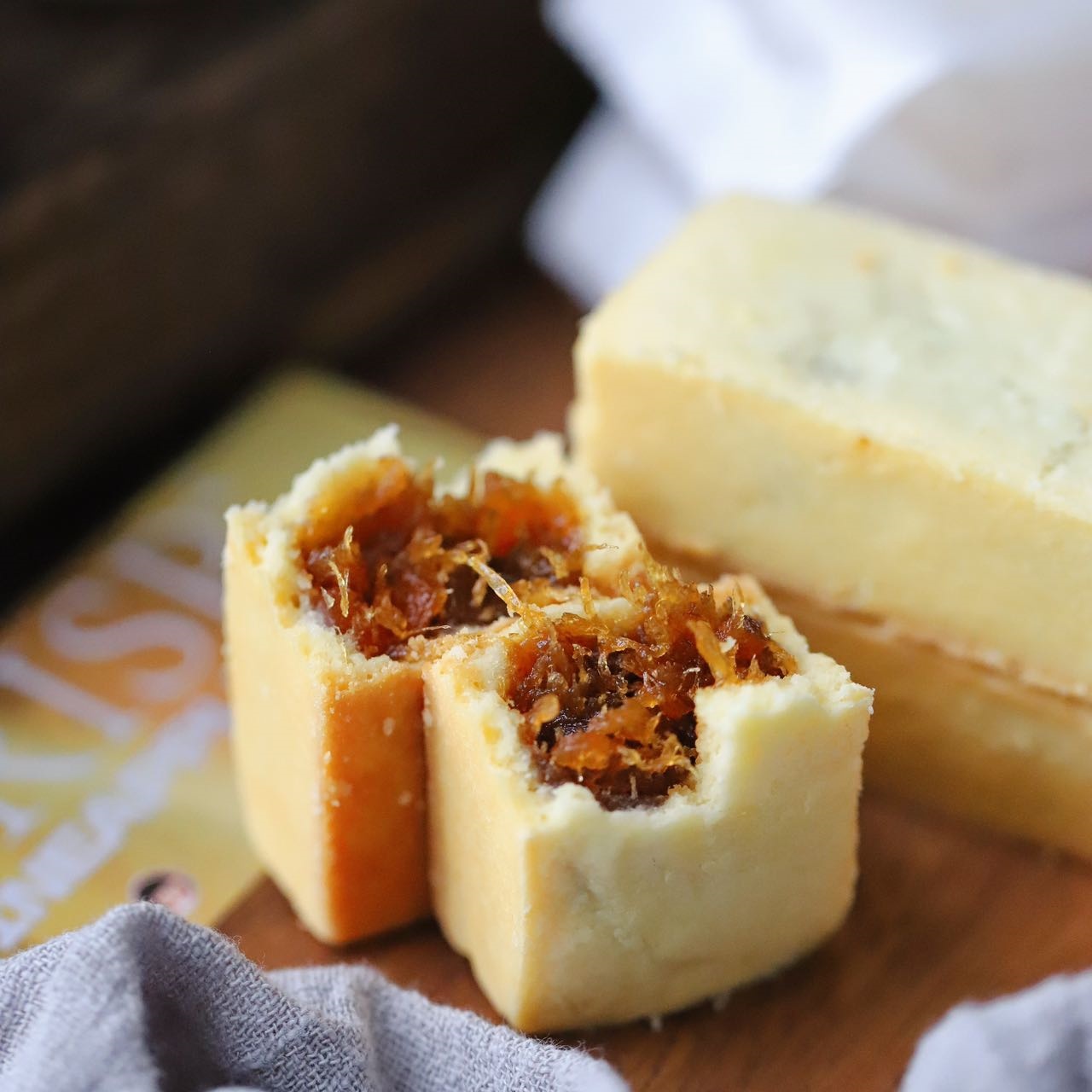 每一块【凤梨酥】都是纯手工精心制作，选用上等的广东土凤梨，不添加其他果酱，也不用冬瓜蓉充数，就用纯！纯！纯！凤梨肉搭，配酥香的外皮，每一口都是满满的凤梨天然的香甜酸，妥妥的凤梨酥界天花板。