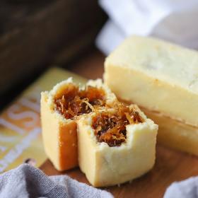 每一块【凤梨酥】都是纯手工精心制作，选用上等的广东土凤梨，不添加其他果酱，也不用冬瓜蓉充数，就用纯！纯！纯！凤梨肉搭，配酥香的外皮，每一口都是满满的凤梨天然的香甜酸，妥妥的凤梨酥界天花板。