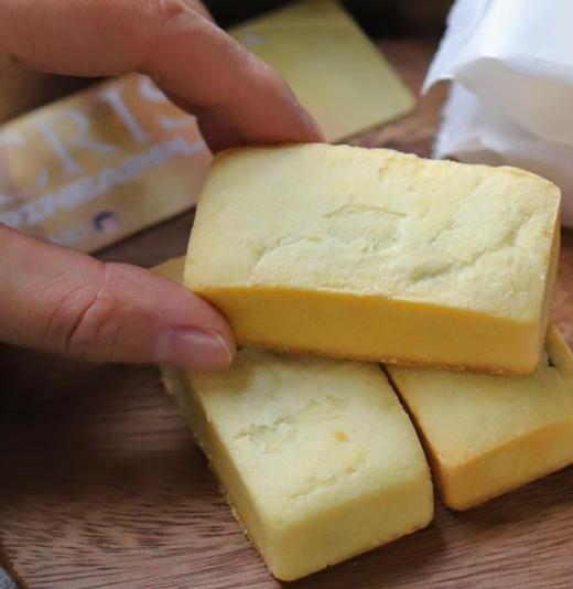 每一块【凤梨酥】都是纯手工精心制作，选用上等的广东土凤梨，不添加其他果酱，也不用冬瓜蓉充数，就用纯！纯！纯！凤梨肉搭，配酥香的外皮，每一口都是满满的凤梨天然的香甜酸，妥妥的凤梨酥界天花板。 商品图4