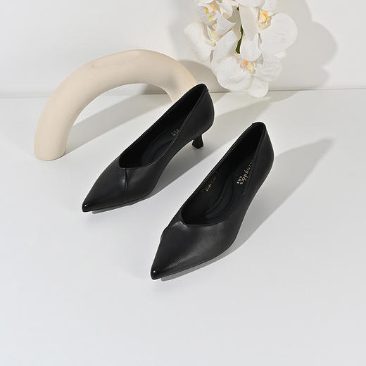 2024经典鲨春季女鞋新款低跟3.5cm尖头职场风单鞋KW178-D17021 商品图2