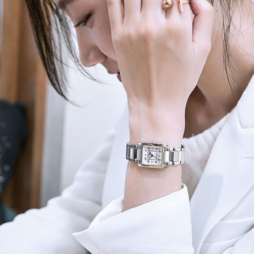 西铁城/CITIZEN光动能时尚贝母小方盘女士腕表EW5600-87D 商品图1
