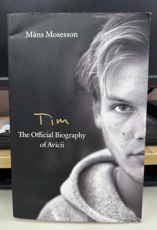 微瑕 Avicii A神官方传记 艾维奇 DJ 平装 英文原版 Tim – The Official Biography of Avicii 音乐制作人 电子音乐 Tim Bergling 商品图0