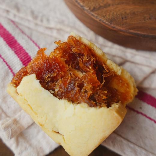 每一块【凤梨酥】都是纯手工精心制作，选用上等的广东土凤梨，不添加其他果酱，也不用冬瓜蓉充数，就用纯！纯！纯！凤梨肉搭，配酥香的外皮，每一口都是满满的凤梨天然的香甜酸，妥妥的凤梨酥界天花板。 商品图9