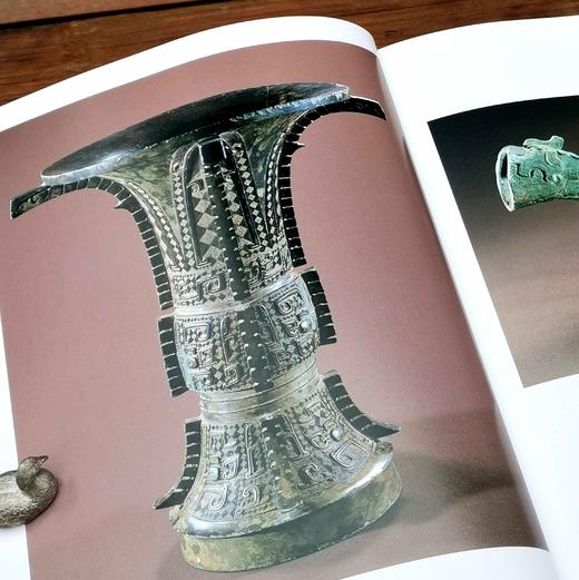 绝版图书！！！《湖北省博物馆》，8开巨册，外层纸盒，内层布盒，锦面精装，株式会社讲谈社、文物出版社1994年版，定价460，售价368品相9成。 商品图6