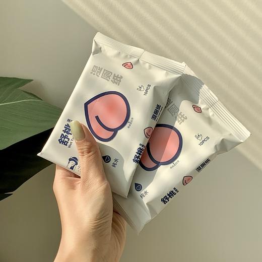 【3天左右/安徽发】苏软软舒桃湿厕纸，便携装出门用起来巨方便！配料只有EDI纯水+水刺无纺布材质，每一张都很厚实柔软，凹凸纹理，清洁力给满分！无酒精香精色素，可冲水不堵马桶！痔疮、经期、拉肚子都能用！ 商品图5