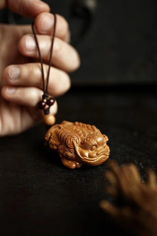 三足金蟾 °老山檀香手把件 商品图0