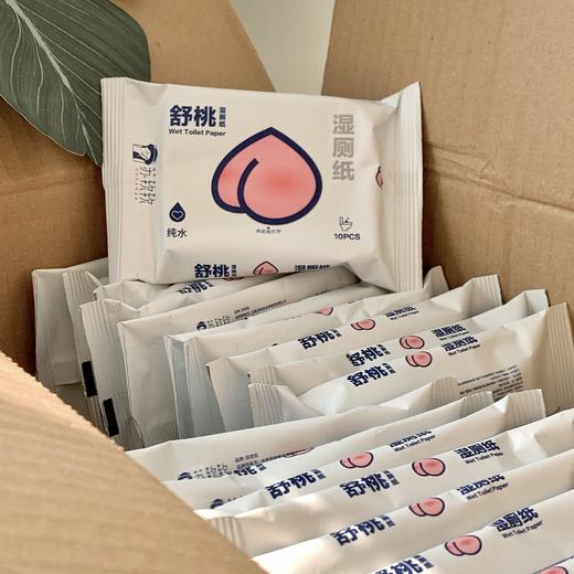 【3天左右/安徽发】苏软软舒桃湿厕纸，便携装出门用起来巨方便！配料只有EDI纯水+水刺无纺布材质，每一张都很厚实柔软，凹凸纹理，清洁力给满分！无酒精香精色素，可冲水不堵马桶！痔疮、经期、拉肚子都能用！ 商品图3