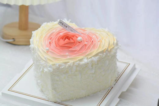 【一见倾心】动物奶油、新鲜水果夹心，原味蛋糕胚；渐变的颜色，让我渐渐明白：你是我明确的爱，是我坚定的选择~ 商品图2