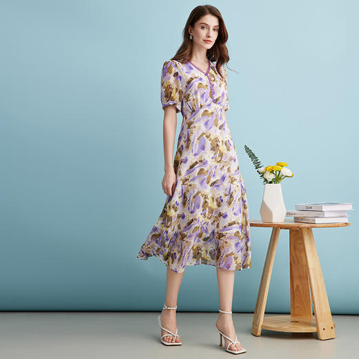 EITIE爱特爱油画印花紫色V领收腰优雅法式连衣裙夏季新款B2407316 商品图3