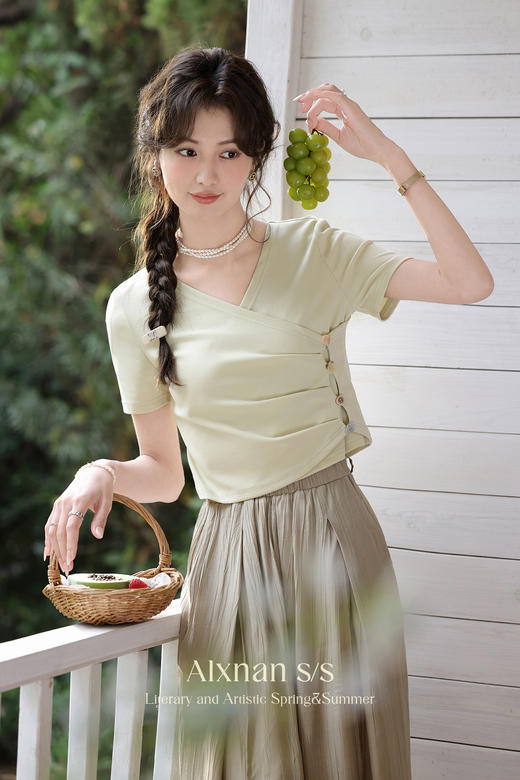 鹿向南《啵啵奶绿》V领短款短袖T恤女夏季新款不规则别致上衣 商品图5