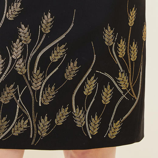 QE82A斯尔丽24新款春季轻奢风V领重工烫钻袖子压褶收腰显瘦气质连衣裙 商品图5