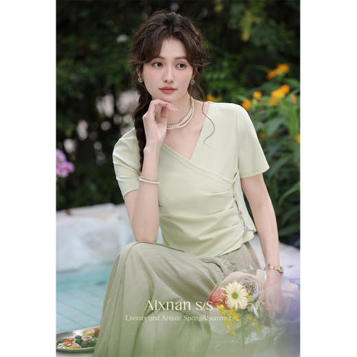 鹿向南《啵啵奶绿》V领短款短袖T恤女夏季新款不规则别致上衣 商品图4
