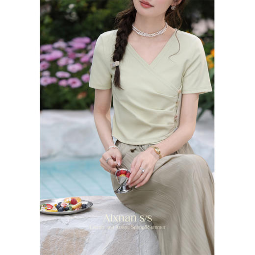 鹿向南《啵啵奶绿》V领短款短袖T恤女夏季新款不规则别致上衣 商品图3