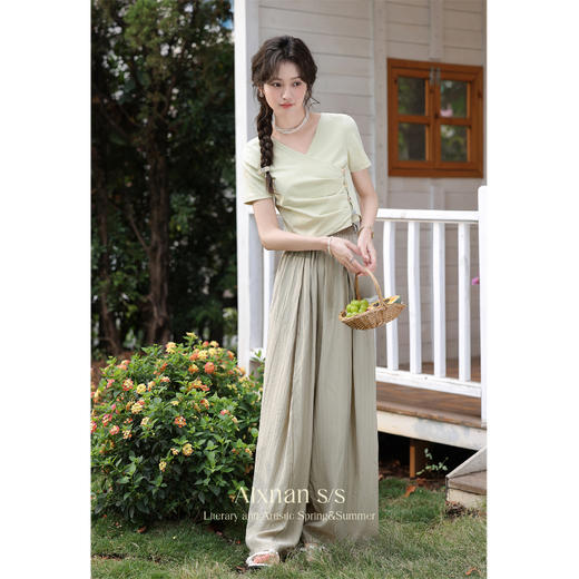 鹿向南《啵啵奶绿》V领短款短袖T恤女夏季新款不规则别致上衣 商品图1