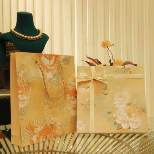 【甄珠贝·时尚高级感系列】丝巾礼盒甄选，70*70双面异色【马头碎片】丝巾四叶草胸花和施华洛水晶丝巾扣三件套 商品图4