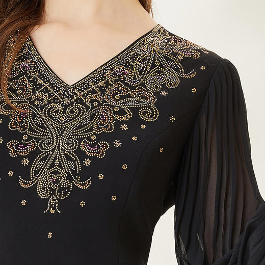 QE82A斯尔丽24新款春季轻奢风V领重工烫钻袖子压褶收腰显瘦气质连衣裙 商品图4