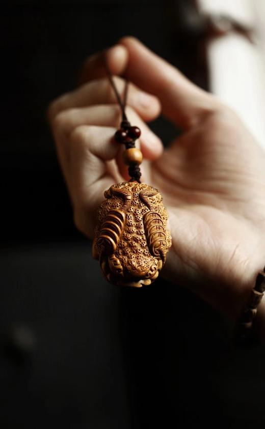 三足金蟾 °老山檀香手把件 商品图1