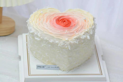 【一见倾心】动物奶油、新鲜水果夹心，原味蛋糕胚；渐变的颜色，让我渐渐明白：你是我明确的爱，是我坚定的选择~ 商品图1