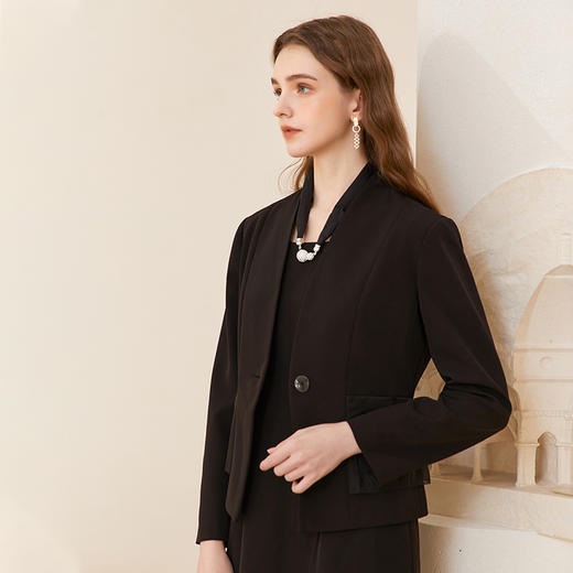 Famecoco无领修身收腰西装短款女士职业正装小西服FAC1AW006 商品图1