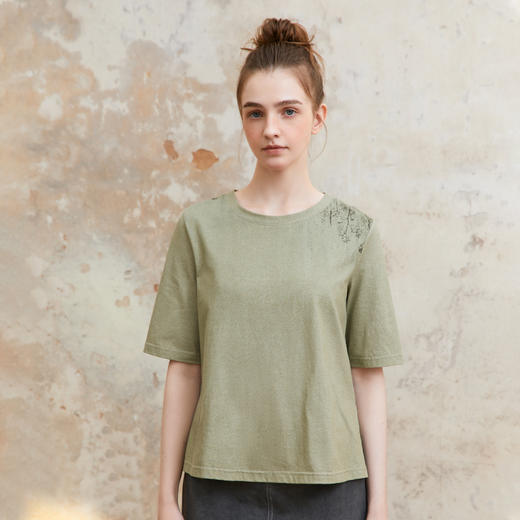 Famecoco复古双色蜡染全棉t恤女植物印花五分袖上衣FAC1BB005 商品图4