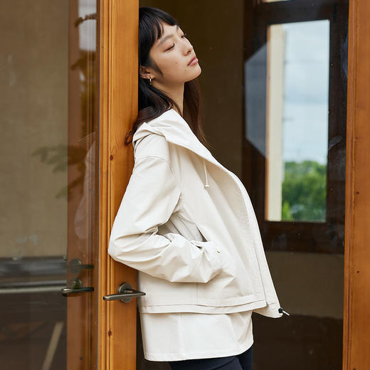 IN AND ON 防泼水磨砂质感短款连帽冲锋衣户外防风外套53527 商品图0