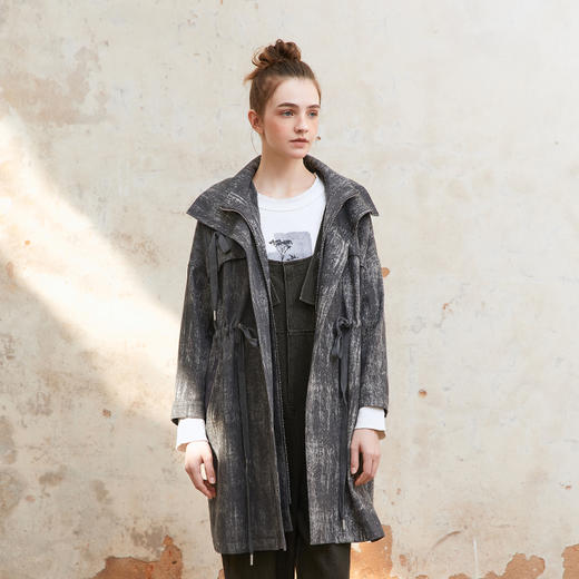 famecoco范可儿刷色印花中长款风衣女士连帽抽绳外套FAC1AA006 商品图4