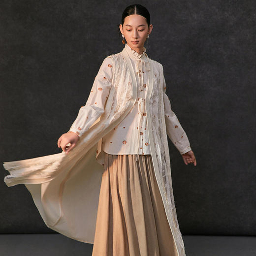 Famecoco全棉立体剪花衬衫女系带木耳边立领小众衬衣FAC1BH026 商品图4