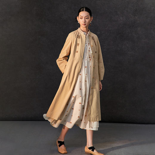 famecoco新中式立领国风刺绣全棉长风衣女设计感外套FAC1AT003 商品图3