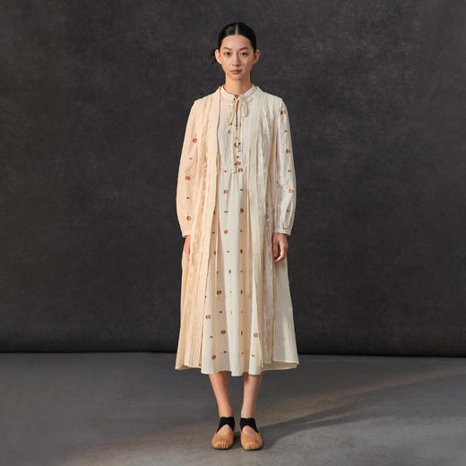 famecoco新中式v领镂空开衫马甲长款女无袖小众马夹FAC1CA005 商品图0