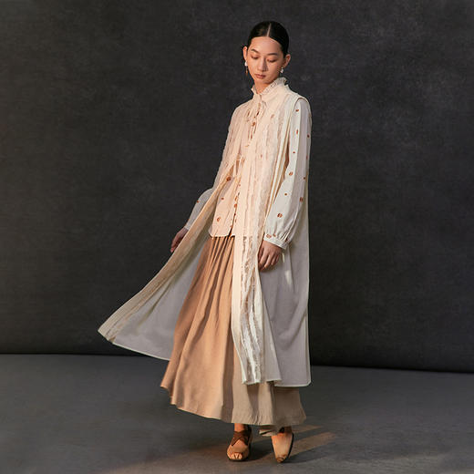 famecoco新中式v领镂空开衫马甲长款女无袖小众马夹FAC1CA005 商品图1