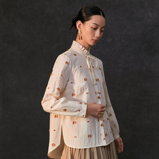 Famecoco全棉立体剪花衬衫女系带木耳边立领小众衬衣FAC1BH026 商品图1