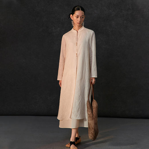 famecoco新中式立领肌理感过膝长裙女长袖文艺连衣裙FAC1FA038 商品图3