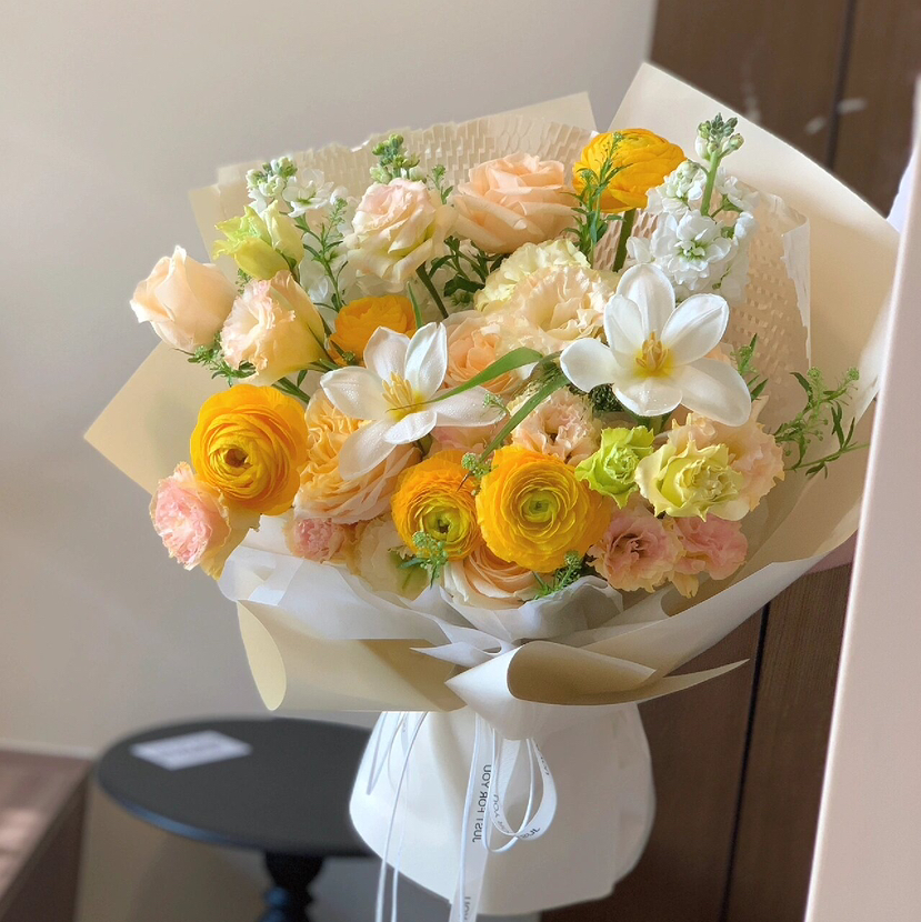 《春之歌》郁金香洋牡丹奶黄色花束