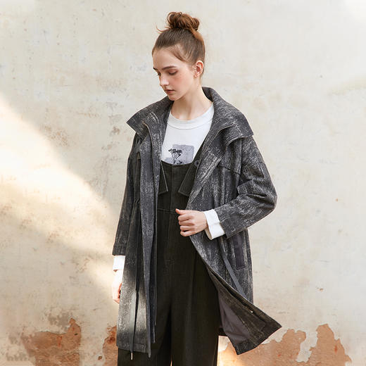 famecoco范可儿刷色印花中长款风衣女士连帽抽绳外套FAC1AA006 商品图3