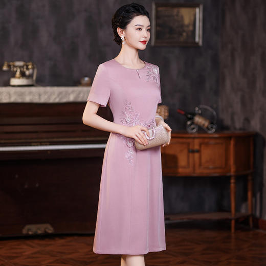 Q63862024初夏新款浅粉色时尚洋气妈妈宴会礼服裙年轻喜婆婆大码连衣裙 商品图1