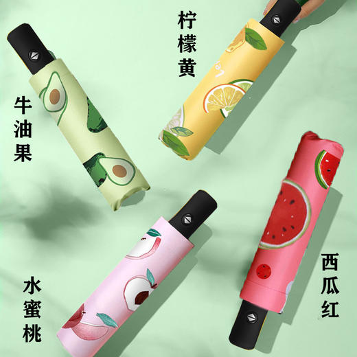 【水果图案！自动三折雨伞】全自动清新水果雨伞三折遮阳伞晴雨伞防紫外线黑胶太阳伞，高密伞布，搭配防晒涂层，表面加镀拒水涂层，薄层叠加 提高防晒系数的同时，不惧雨水侵袭，晴天雨季，时刻呵护。 商品图0