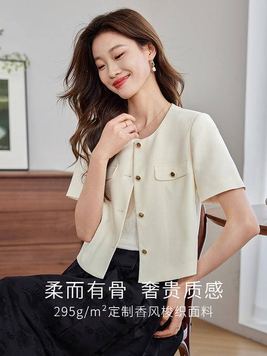 【专属特价】熙世界高级感白色小香风短外套2025夏新款女装正肩圆领短袖上衣 商品图1