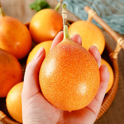 云南版纳热情果  清香怡人  满满VC    香甜多汁  外表金黄 果肉嫩滑  感受汁水在舌尖迸发的美妙滋味！ 商品图2