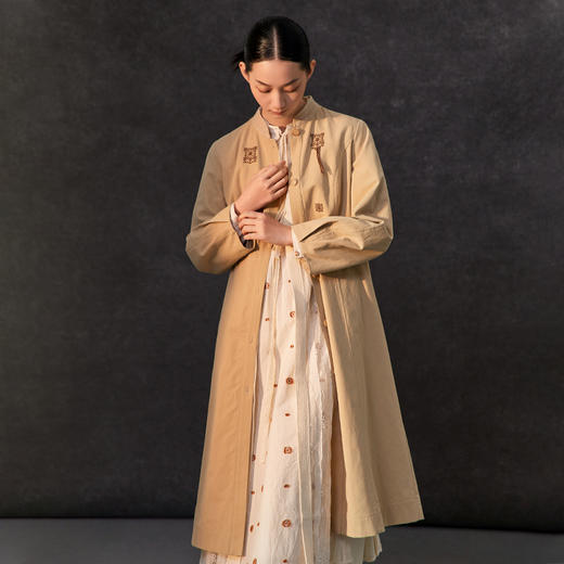 famecoco新中式立领国风刺绣全棉长风衣女设计感外套FAC1AT003 商品图1