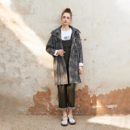 famecoco范可儿刷色印花中长款风衣女士连帽抽绳外套FAC1AA006 商品图5