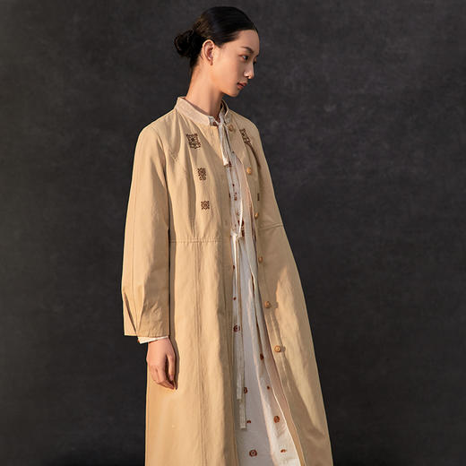 famecoco新中式立领国风刺绣全棉长风衣女设计感外套FAC1AT003 商品图2