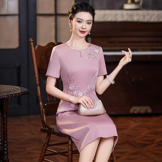 Q63862024初夏新款浅粉色时尚洋气妈妈宴会礼服裙年轻喜婆婆大码连衣裙 商品图2
