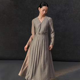 Famecoco新中式v领绣花连衣裙女士斜门襟a字百褶长裙FAC1FA034