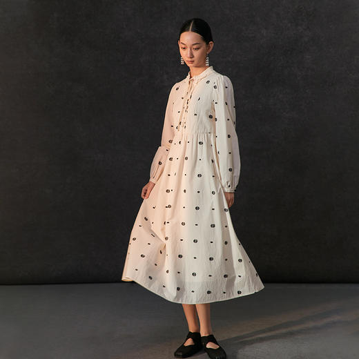 Famecoco复古浪漫绣花立领长裙女款长袖高腰连衣裙FAC1FA040 商品图2