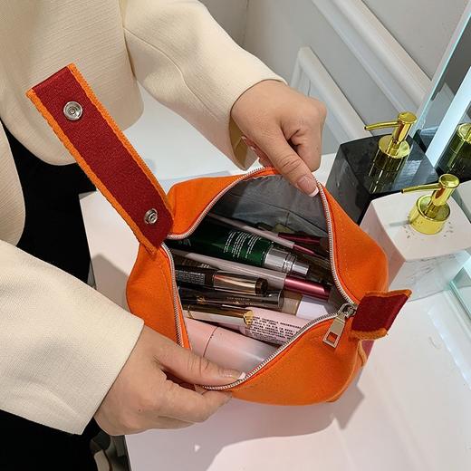 【美妆必备，轻松装载】时尚便捷化妆包，旅游洗漱必备。五金按扣舒适耐用，轻松整理收纳物品，大容量化妆品收纳。 商品图1