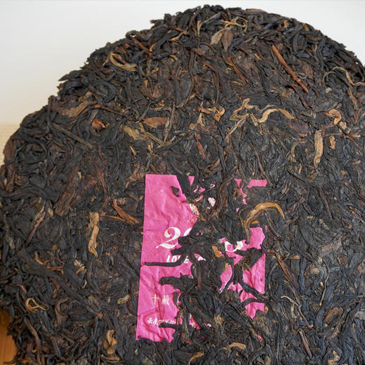 精选10年陈优质老原料 2013年下关茶厂飞台号老生茶  条索深色年份足  高品质纸箱装批次 干仓真品好口感 商品图6