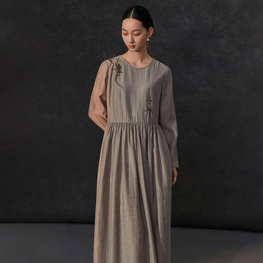 Famecoco新中式手工绣花连衣裙女士圆领宽松长袖长裙FAC1FA033 商品图1