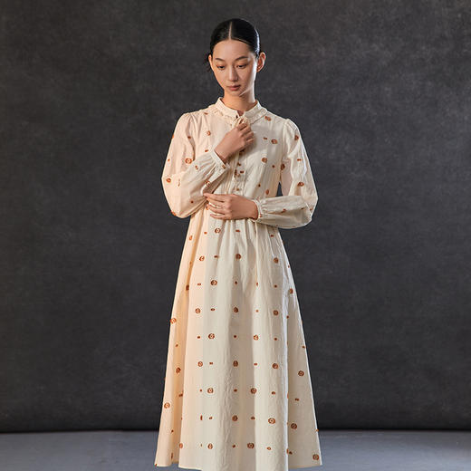 Famecoco复古浪漫绣花立领长裙女款长袖高腰连衣裙FAC1FA040 商品图4