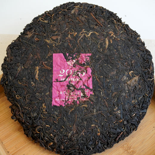 精选10年陈优质老原料 2013年下关茶厂飞台号老生茶  条索深色年份足  高品质纸箱装批次 干仓真品好口感 商品图4