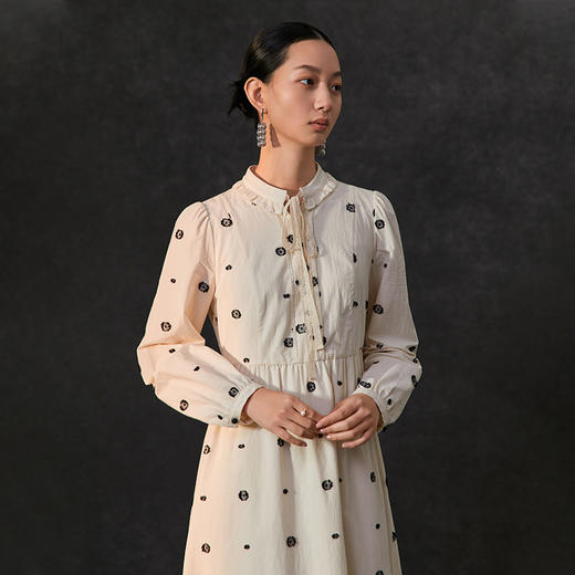 Famecoco复古浪漫绣花立领长裙女款长袖高腰连衣裙FAC1FA040 商品图1